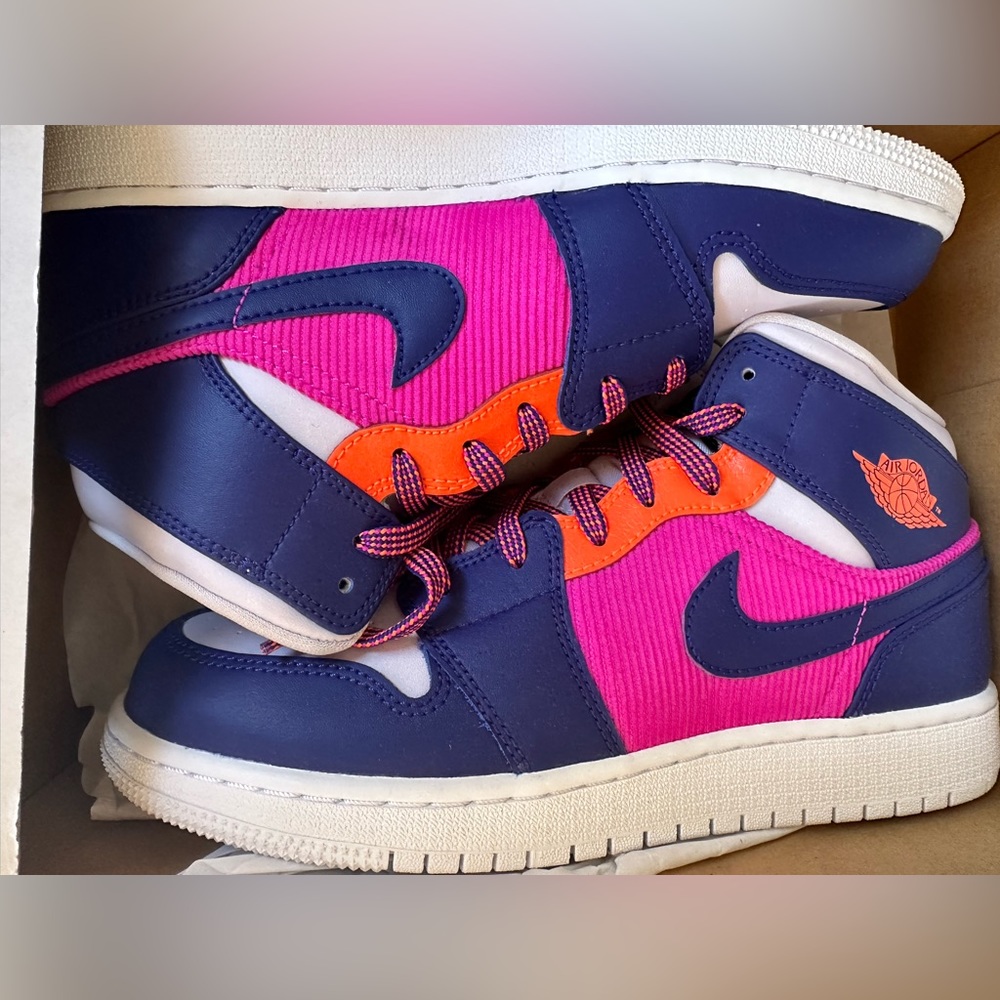 Air Jordan Mids in Youth 6 or 7.5 in womens